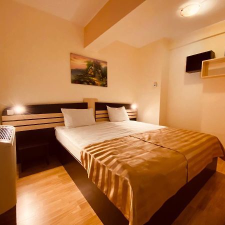 Hotel Zimbru Iasi Buitenkant foto