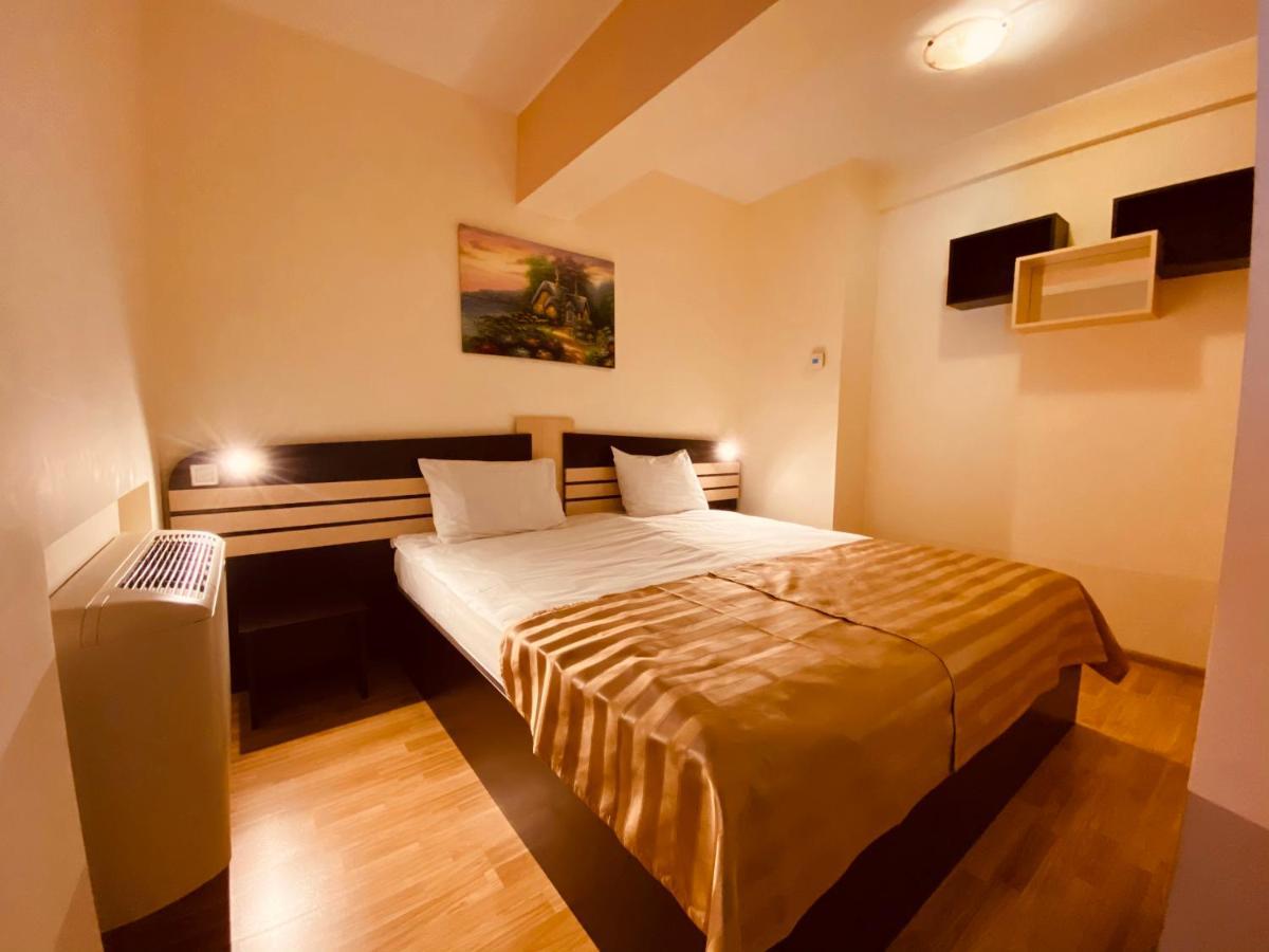 Hotel Zimbru Iasi Buitenkant foto