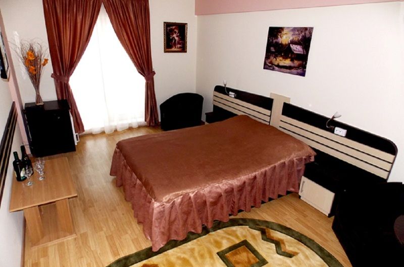 Hotel Zimbru Iasi Buitenkant foto
