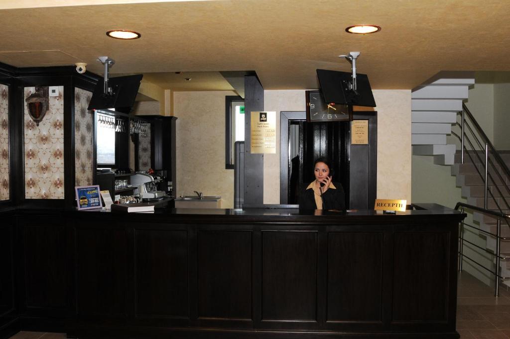 Hotel Zimbru Iasi Buitenkant foto