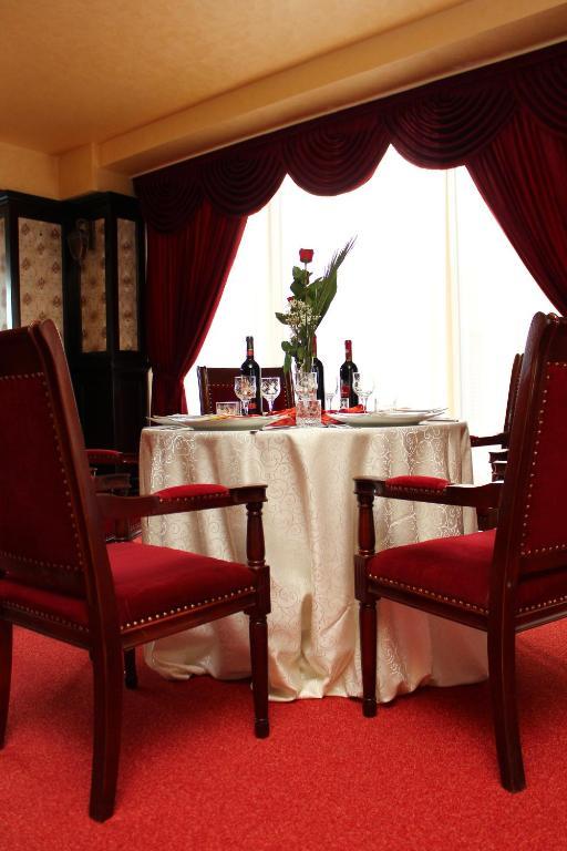 Hotel Zimbru Iasi Buitenkant foto