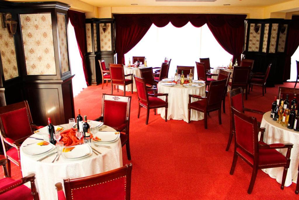 Hotel Zimbru Iasi Buitenkant foto