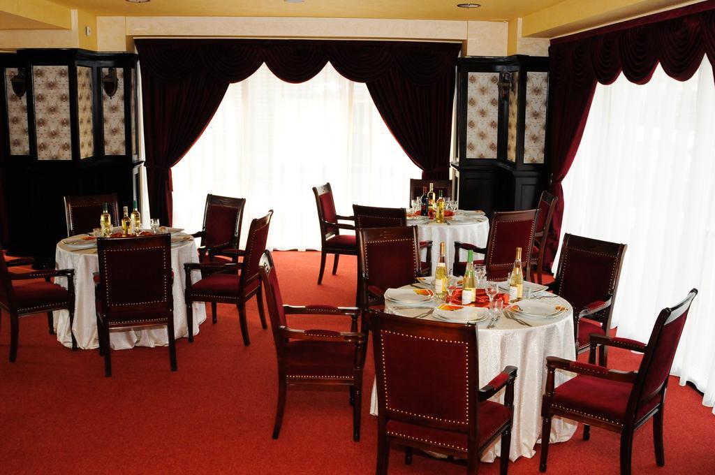 Hotel Zimbru Iasi Buitenkant foto